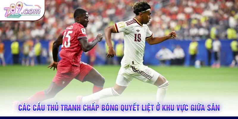 Các cầu thủ tranh chấp bóng quyết liệt ở khu vực giữa sân